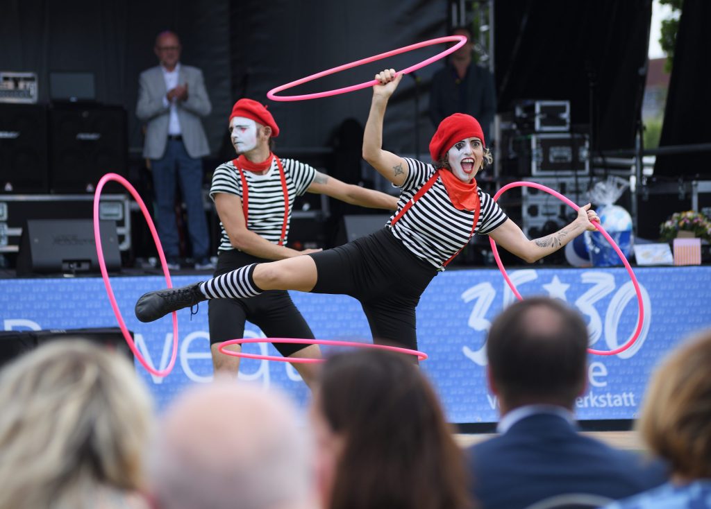     Visuelle Duo Performance Clownerie Publikum Interaktion