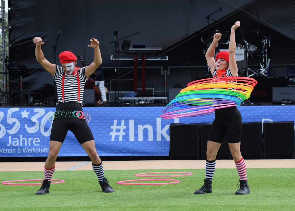 halbmime mit slinky scaled