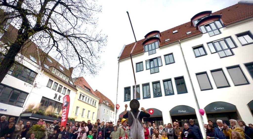     Straßenkunst Show Mato Interaktion Zuschauer