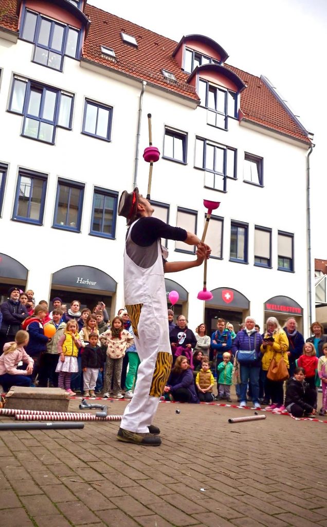     Wankelmut Show Jonglage Balance Publikum Interaktion